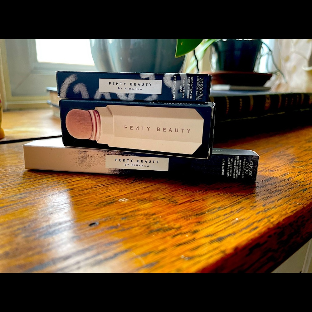 Fenty Brush and makeup Bundle Trio$ 55 Value